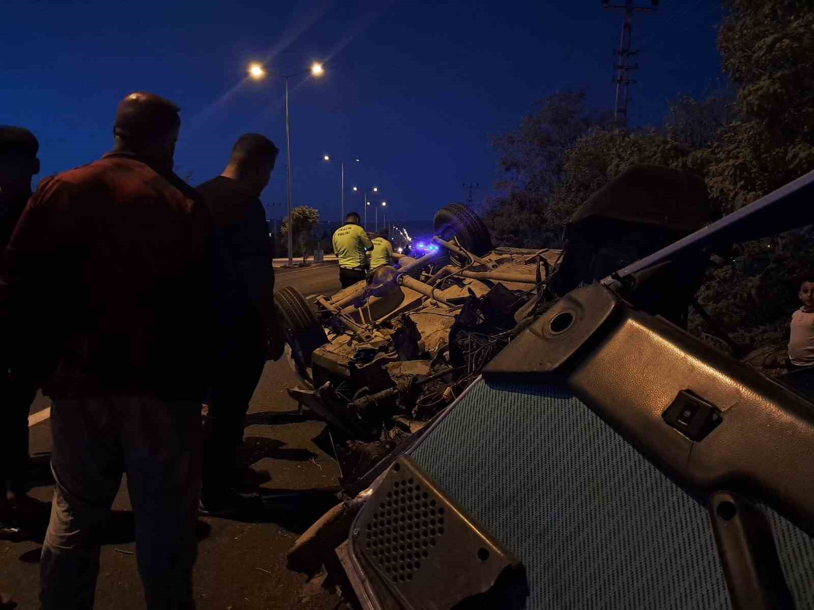 Taşa çarpan Tofaş hurdaya döndü: 2 yaralı