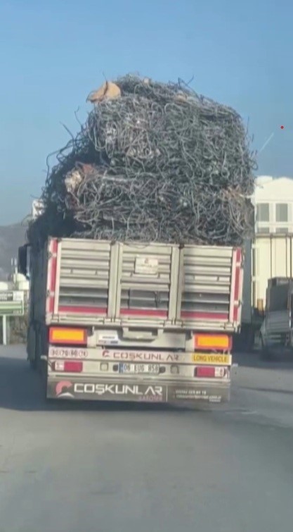 Trafikte seyir halinde olan demir yüklü tır yürekleri ağza getirdi