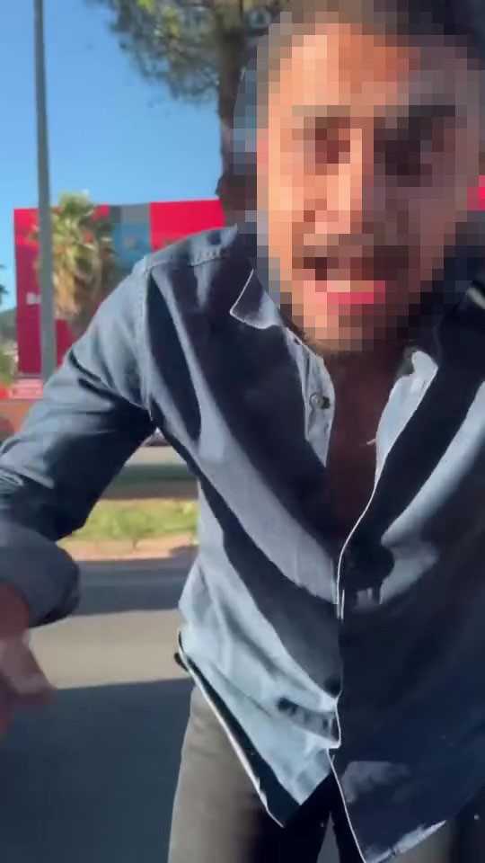 Trafikte Sinir Krizi: Araçtan İnip Camı Yumrukladı