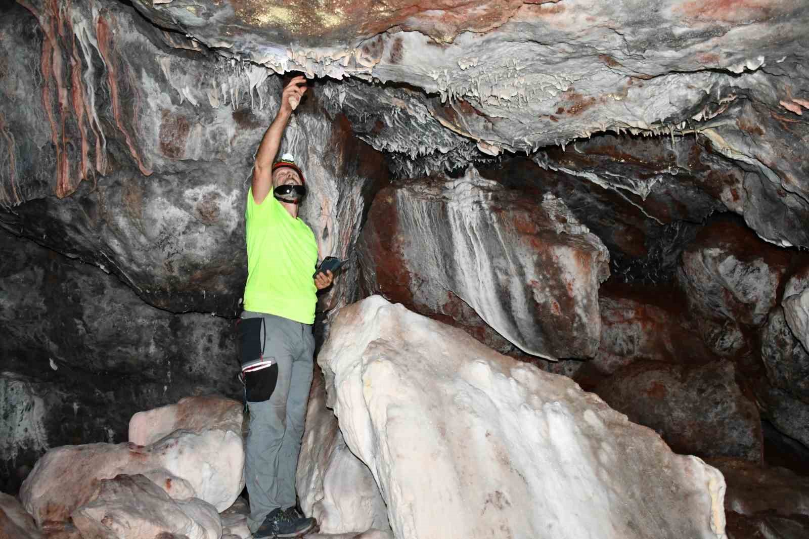 Tümülüsü andıran tepe içindeki mağara turizme kazandırılmayı bekliyor