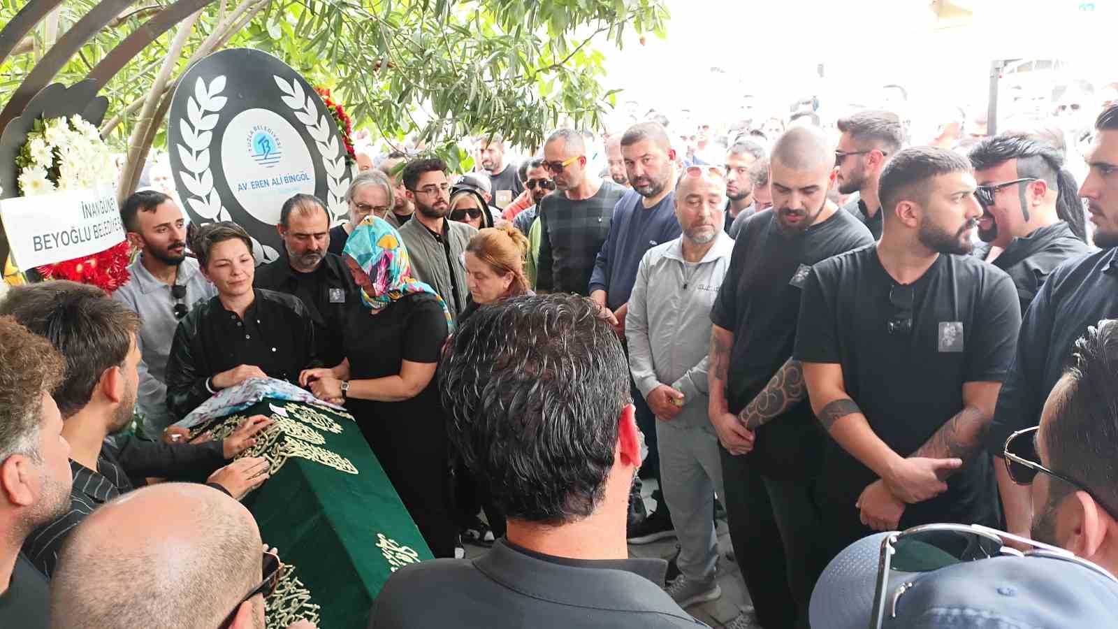 Ünlü sanatçı Güllü son yolculuğuna uğurlandı