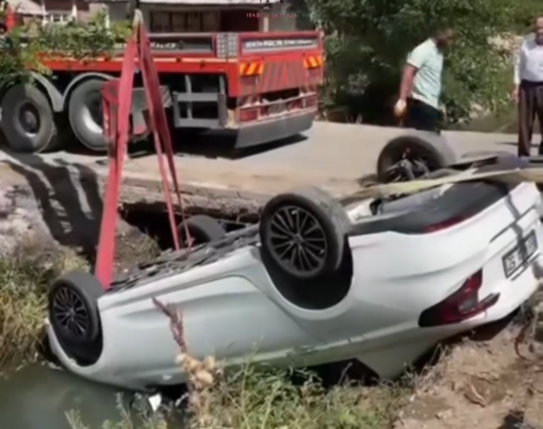 Van-Erciş’te otomobil su kanala uçtu: 3 yaralı