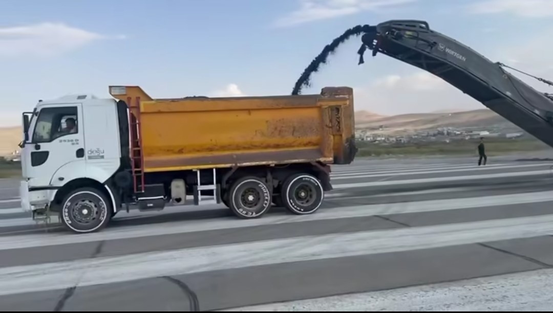 Van Ferit Melen Havalimanı’nda pist yenileniyor: Sökme çalışmaları başladı