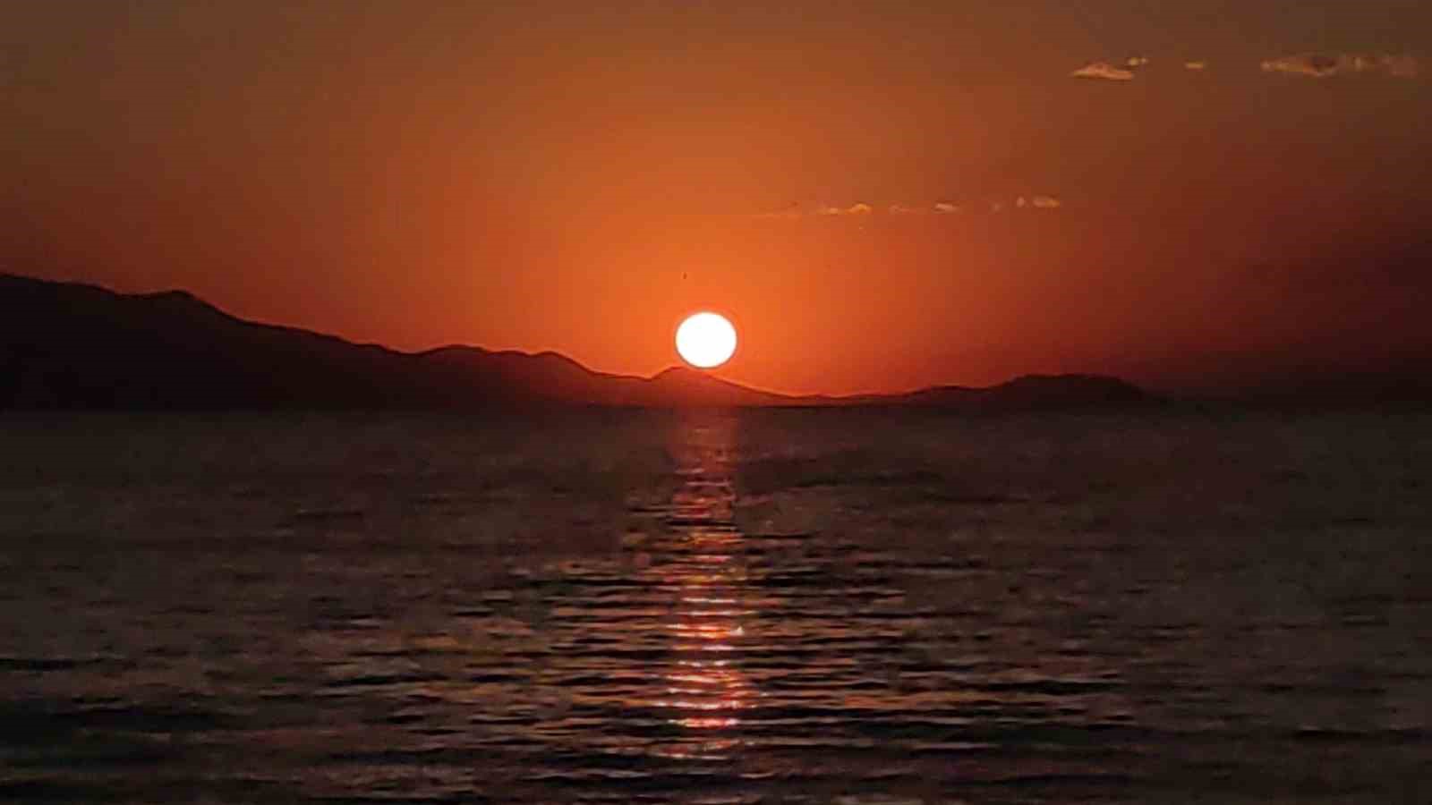 Van Gölü’nde gün batımı kartpostallık manzaralar oluşturdu