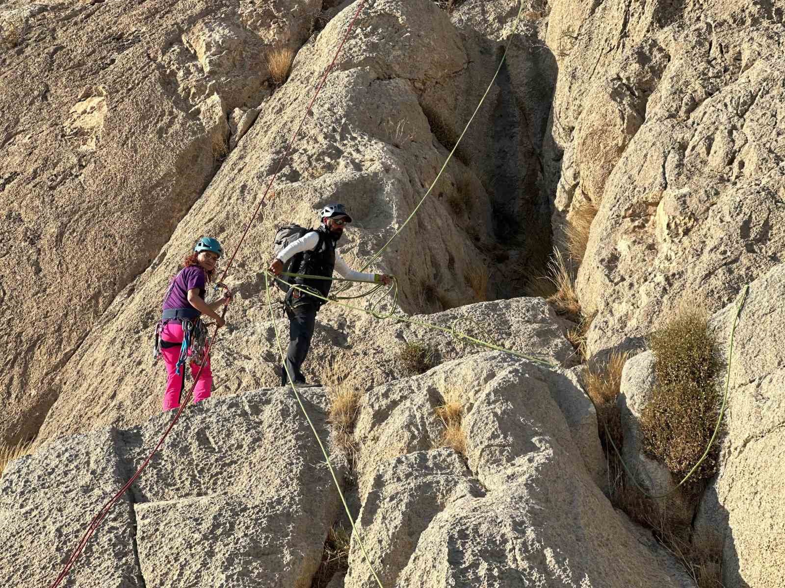Van’da sporculara kaya tırmanışı eğitimi verildi