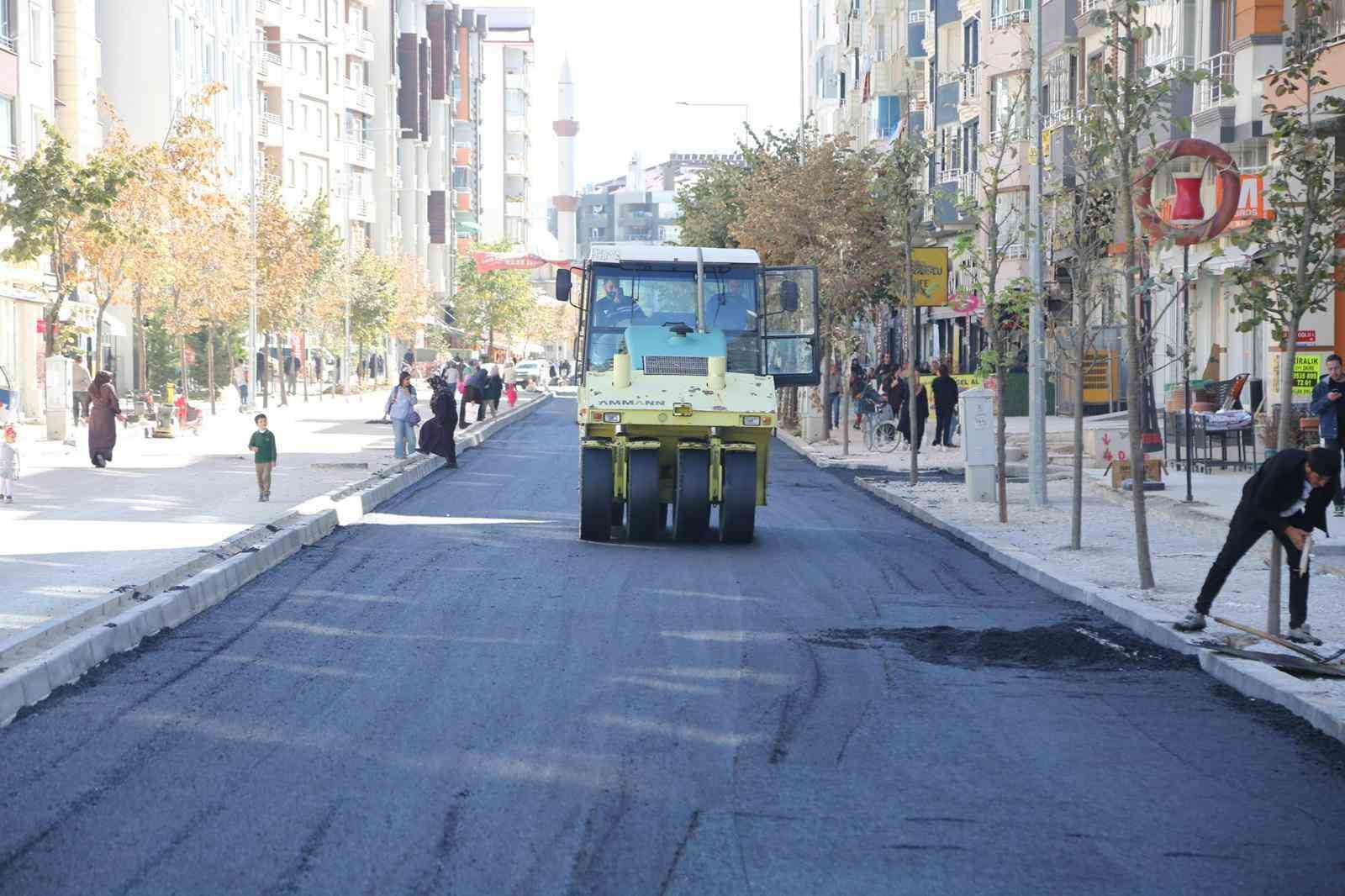 Van’da Suvaroğlu Caddesi Yenileniyor: Asfalt Serimine Başlandı