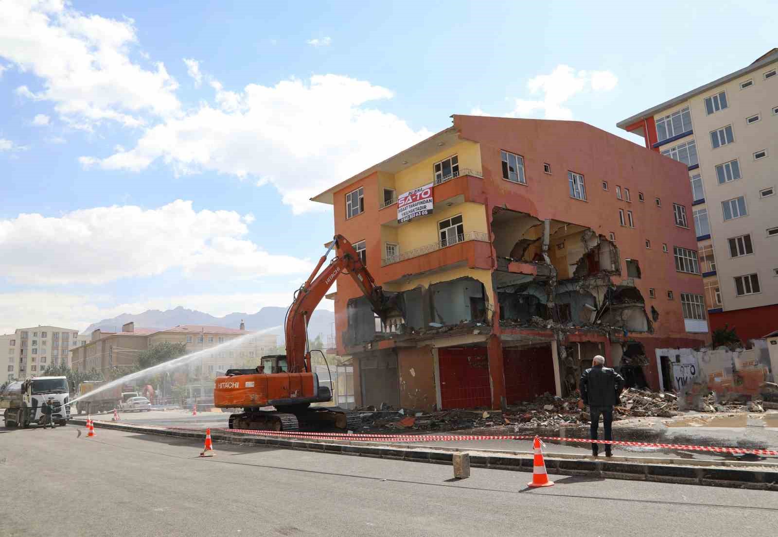 Van’da yol genişletme çalışmaları için 4 katlı bina yıktırıldı