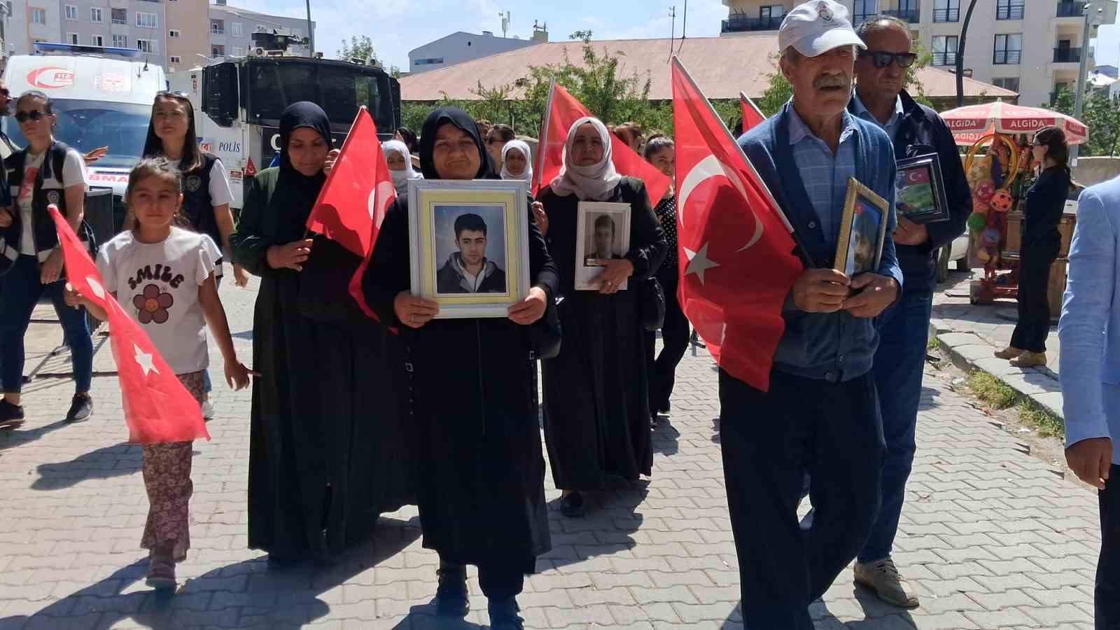 Vanlı annelerin evlat nöbeti sürüyor