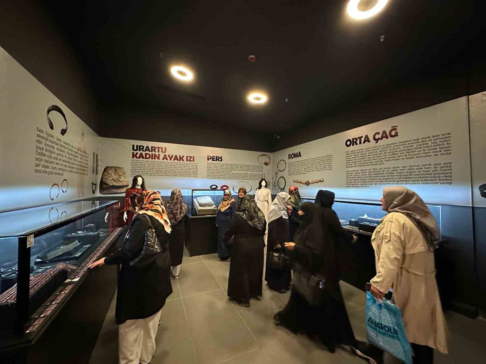 Vanlı kadın ve çocuklar müzeyi gezdi