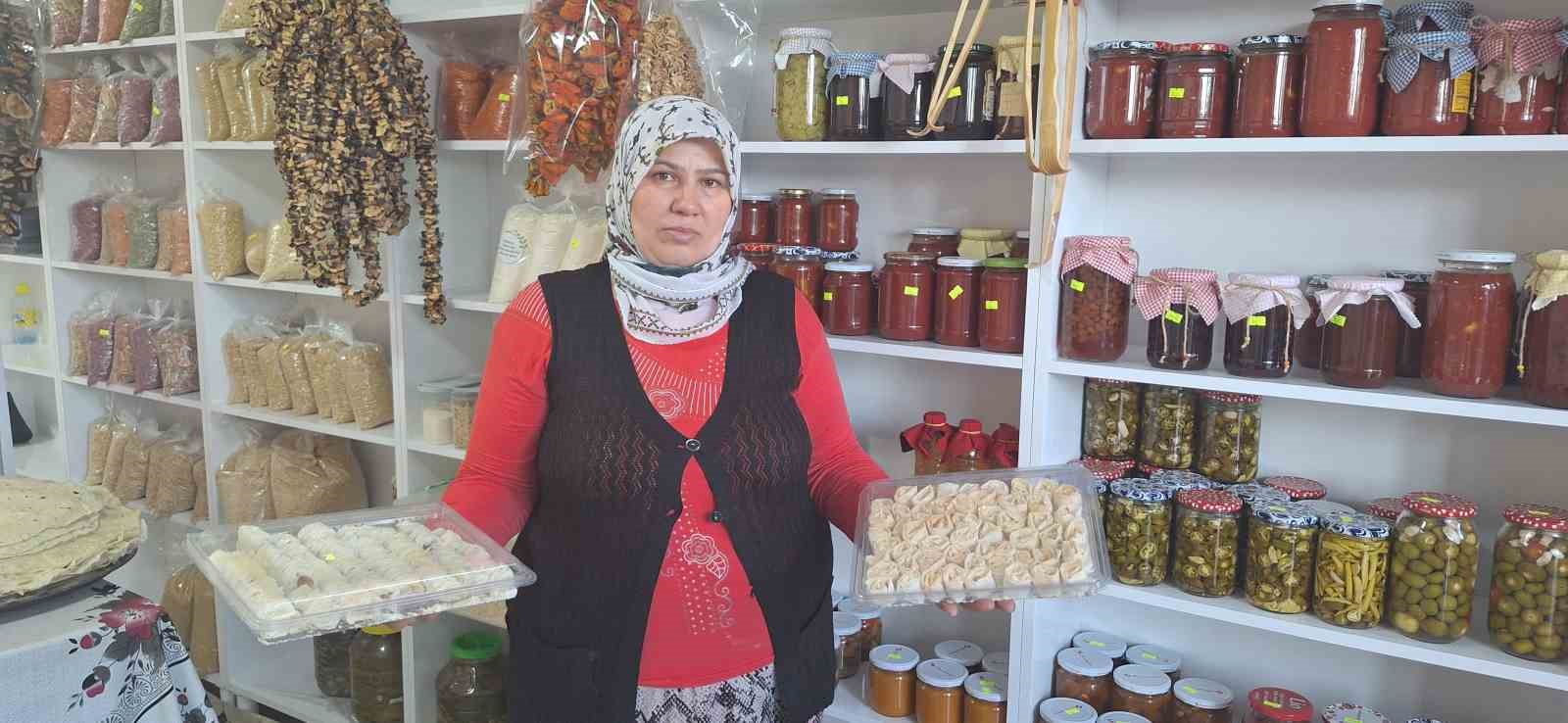 Yöresel Lezzetlerle Hem Ailesine Hem Kadınlara Destek Oluyor