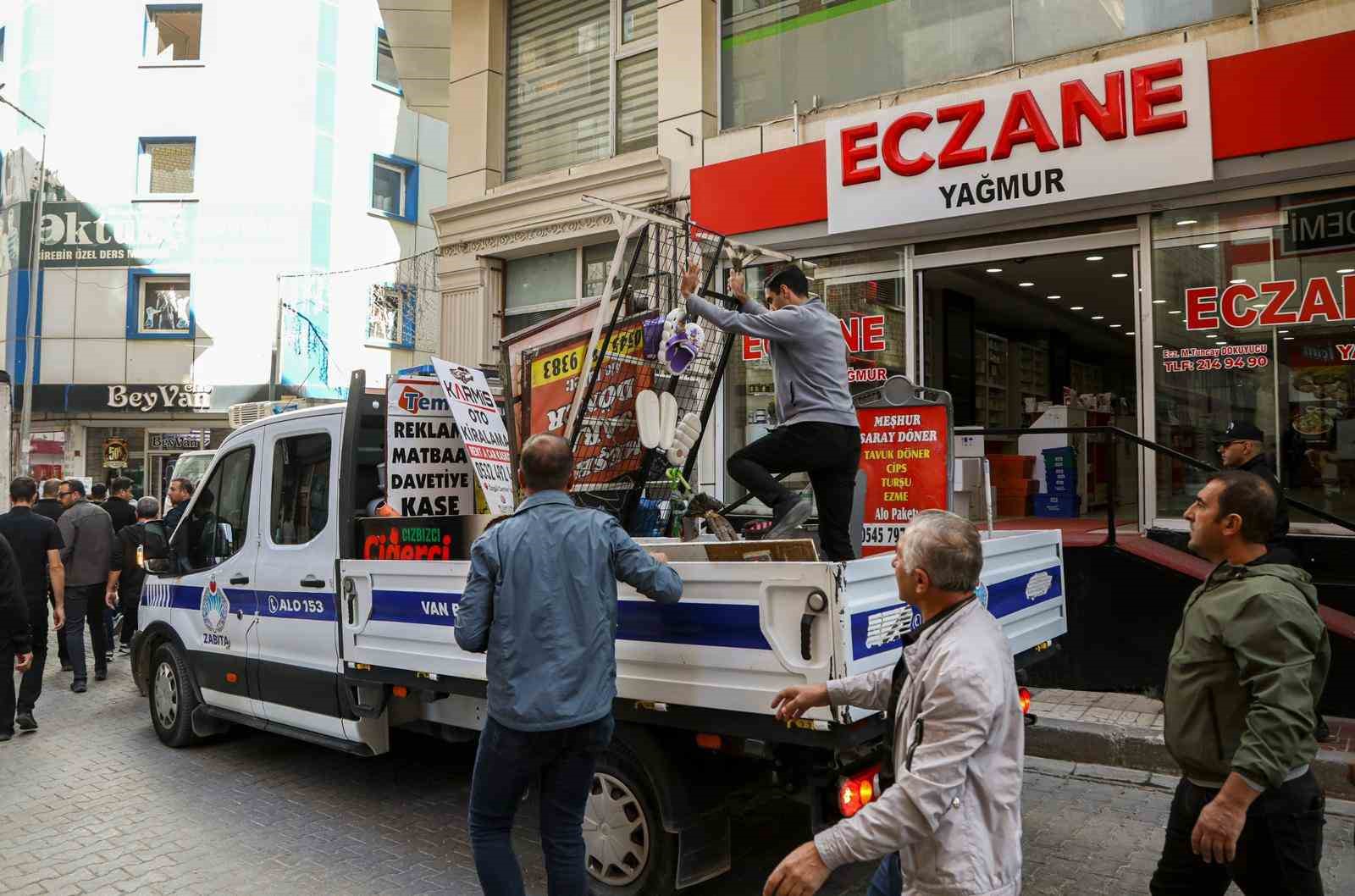 Van’da Kaldırıma Bırakılan Malzemeler Toplatıldı