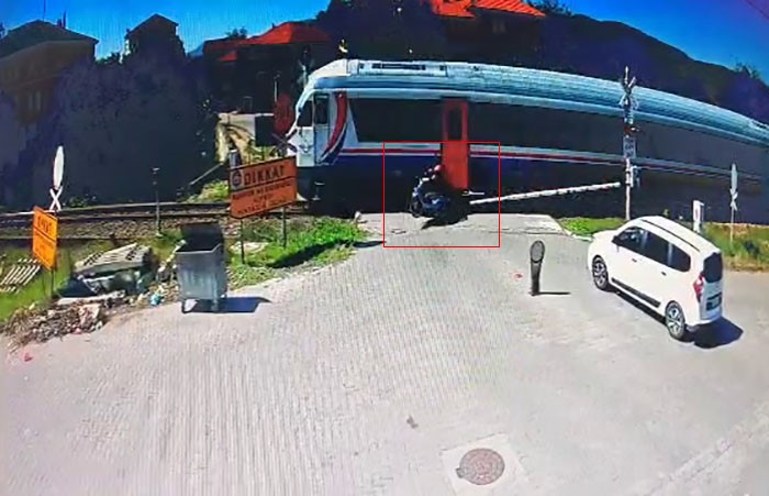 Zonguldak’ta korkunç anlar! Yolcu treni ile motosiklet çarpıştı