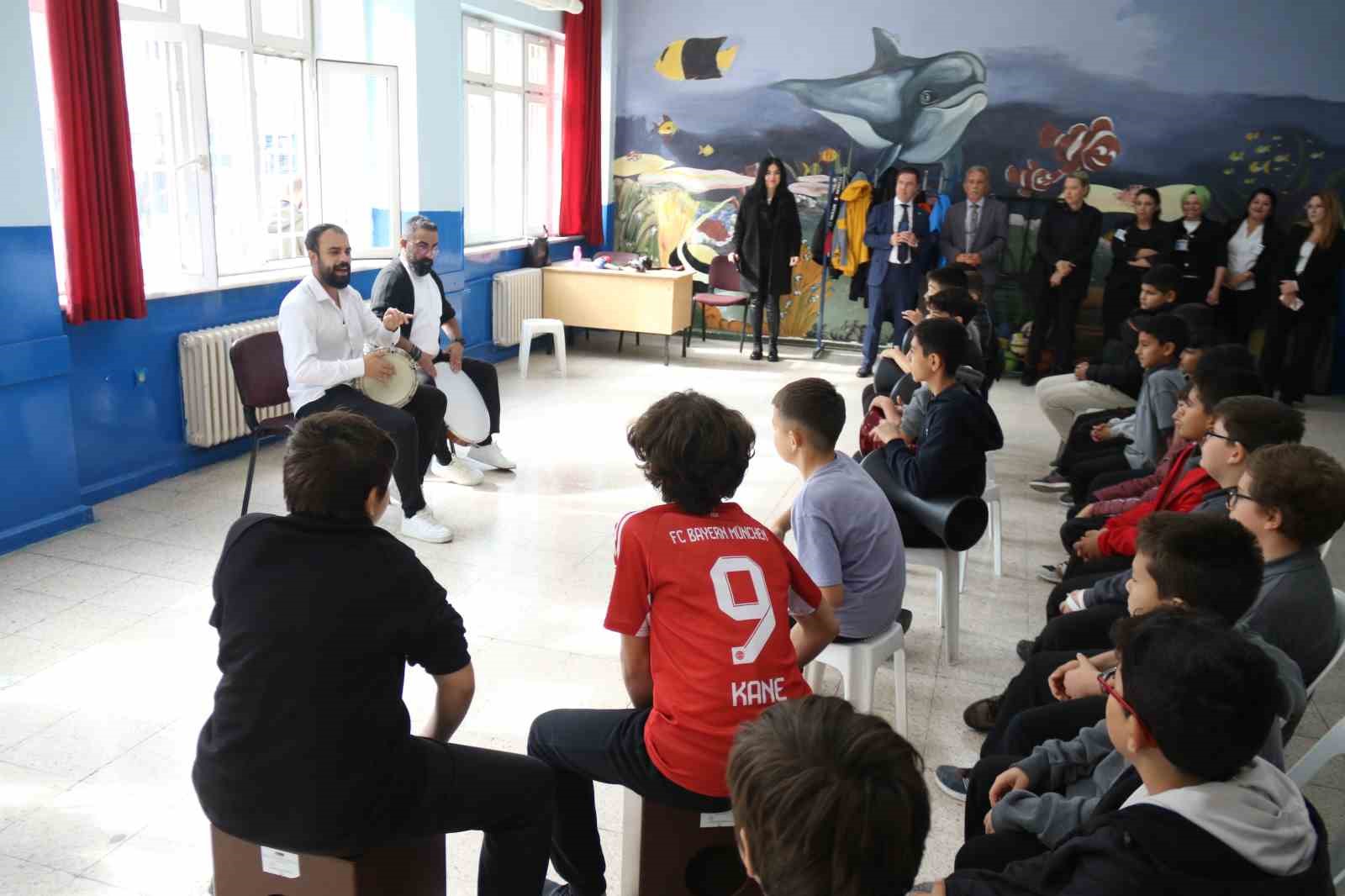 Sokakta dilenen ve okula gitmeyen 176 çocuk eğitime kazandırıldı