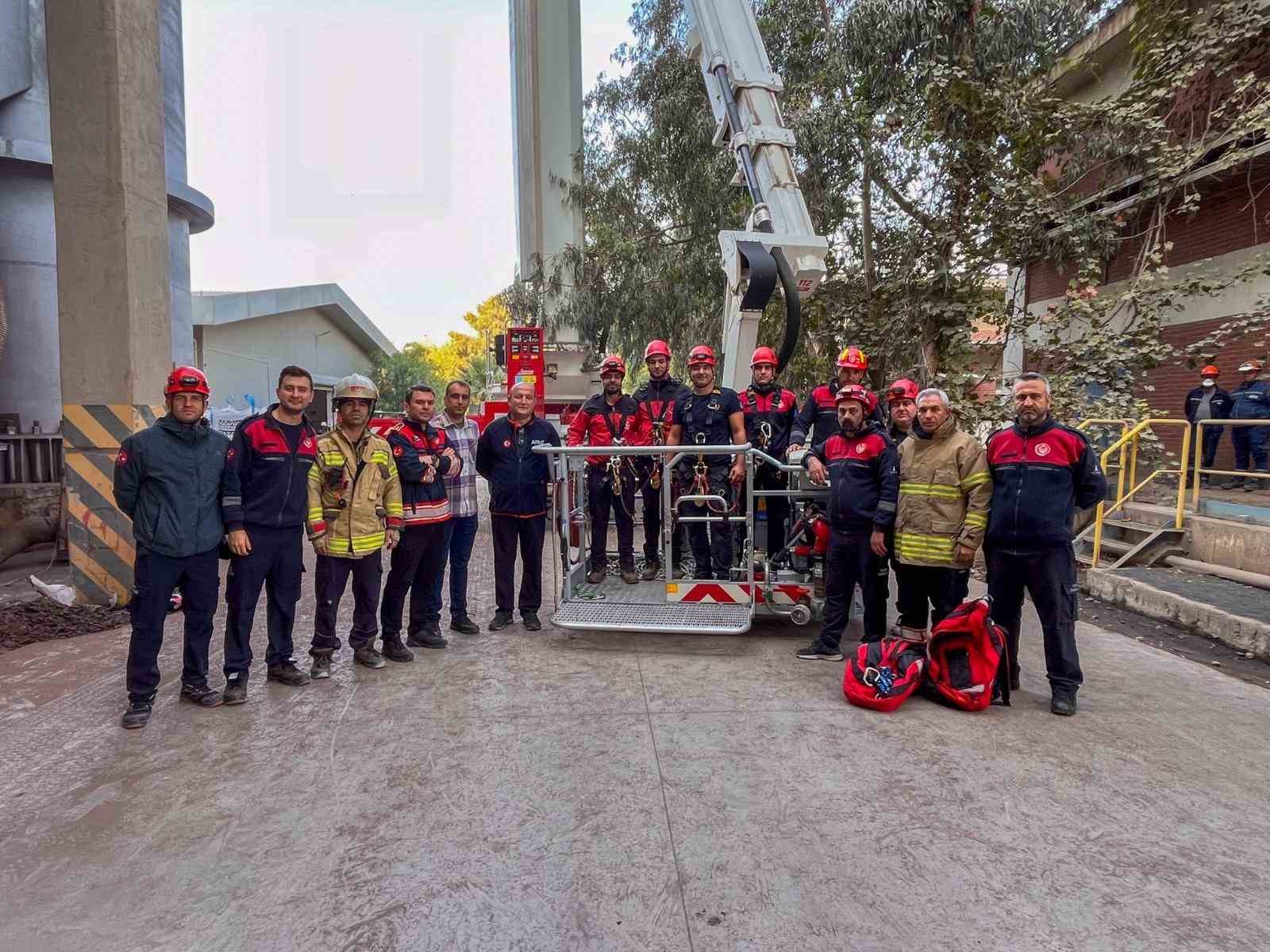 70 metrelik bacada mahsur kalan 2 işçi 4 saatlik operasyonla kurtarıldı