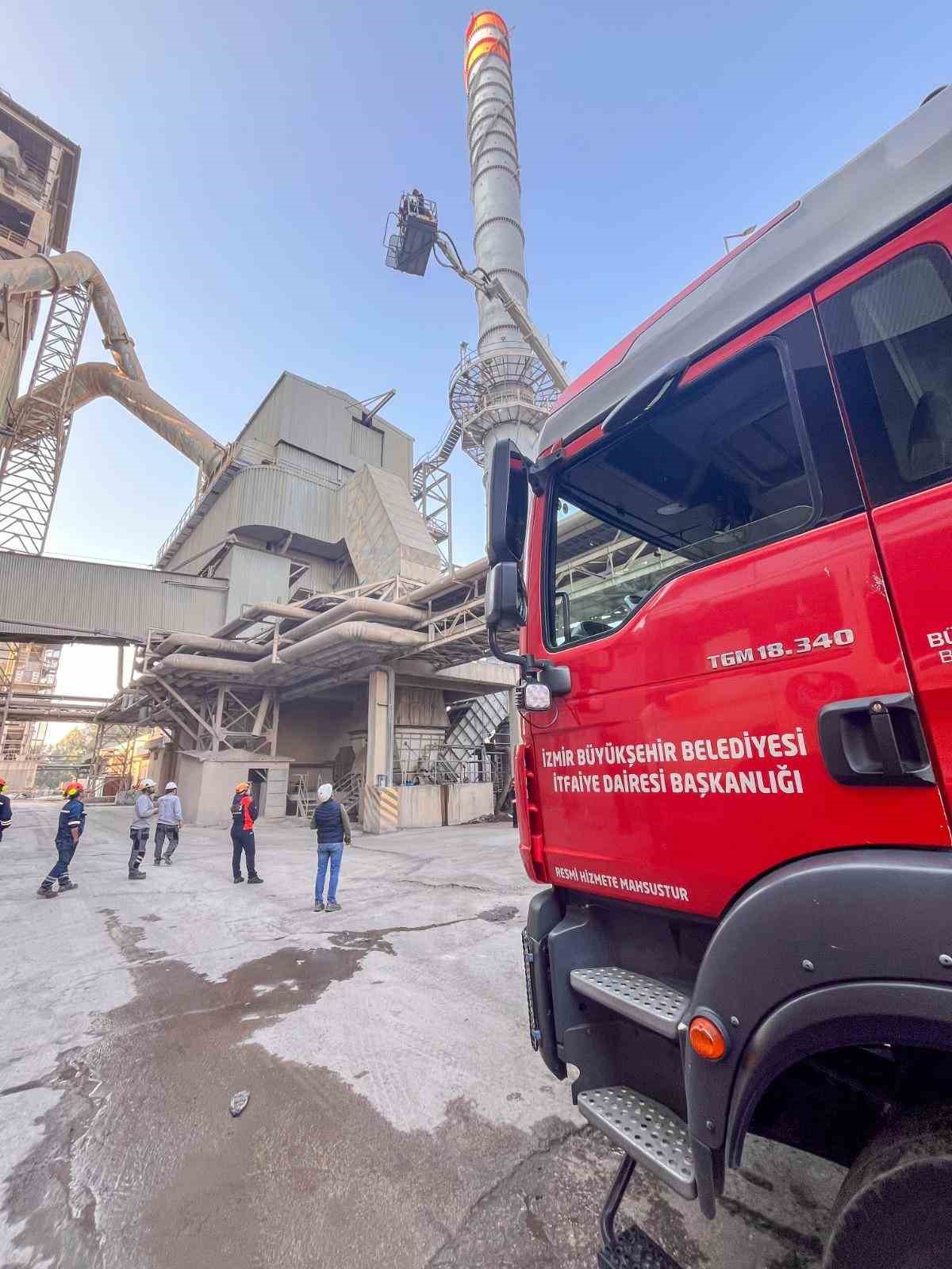 70 metrelik bacada mahsur kalan 2 işçi 4 saatlik operasyonla kurtarıldı