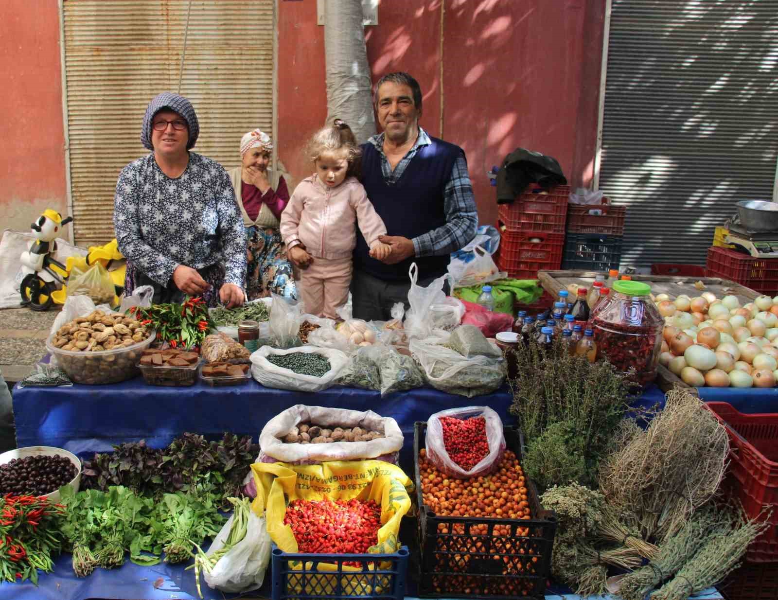 Dikenlerin arasında zahmetle toplanan kuşburnuna rağbet arttı