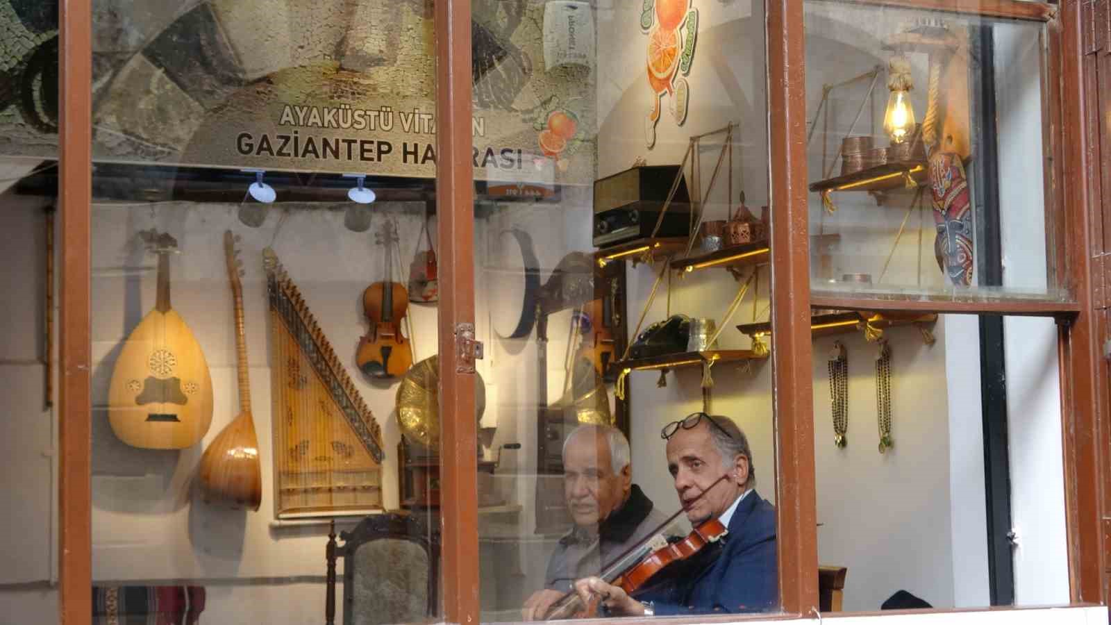 Müşterilerini müzikle karşılıyor