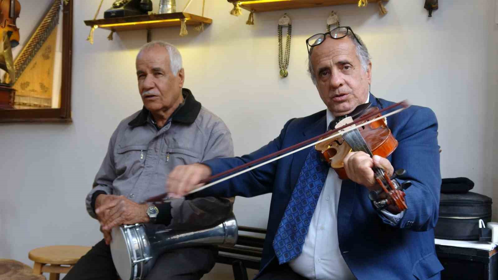 Müşterilerini müzikle karşılıyor