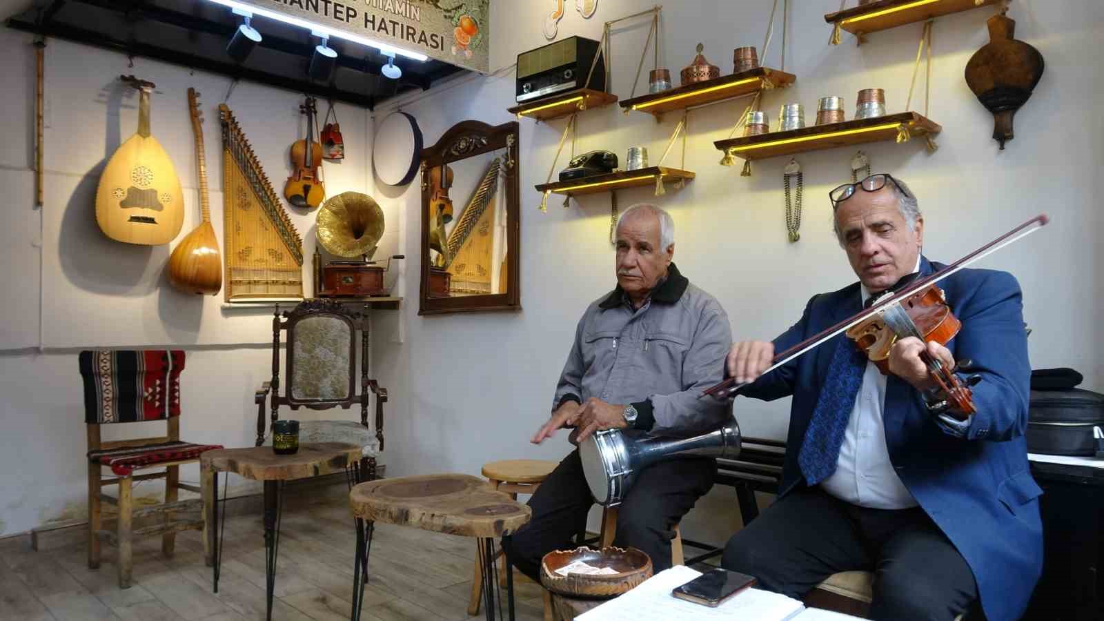 Müşterilerini müzikle karşılıyor