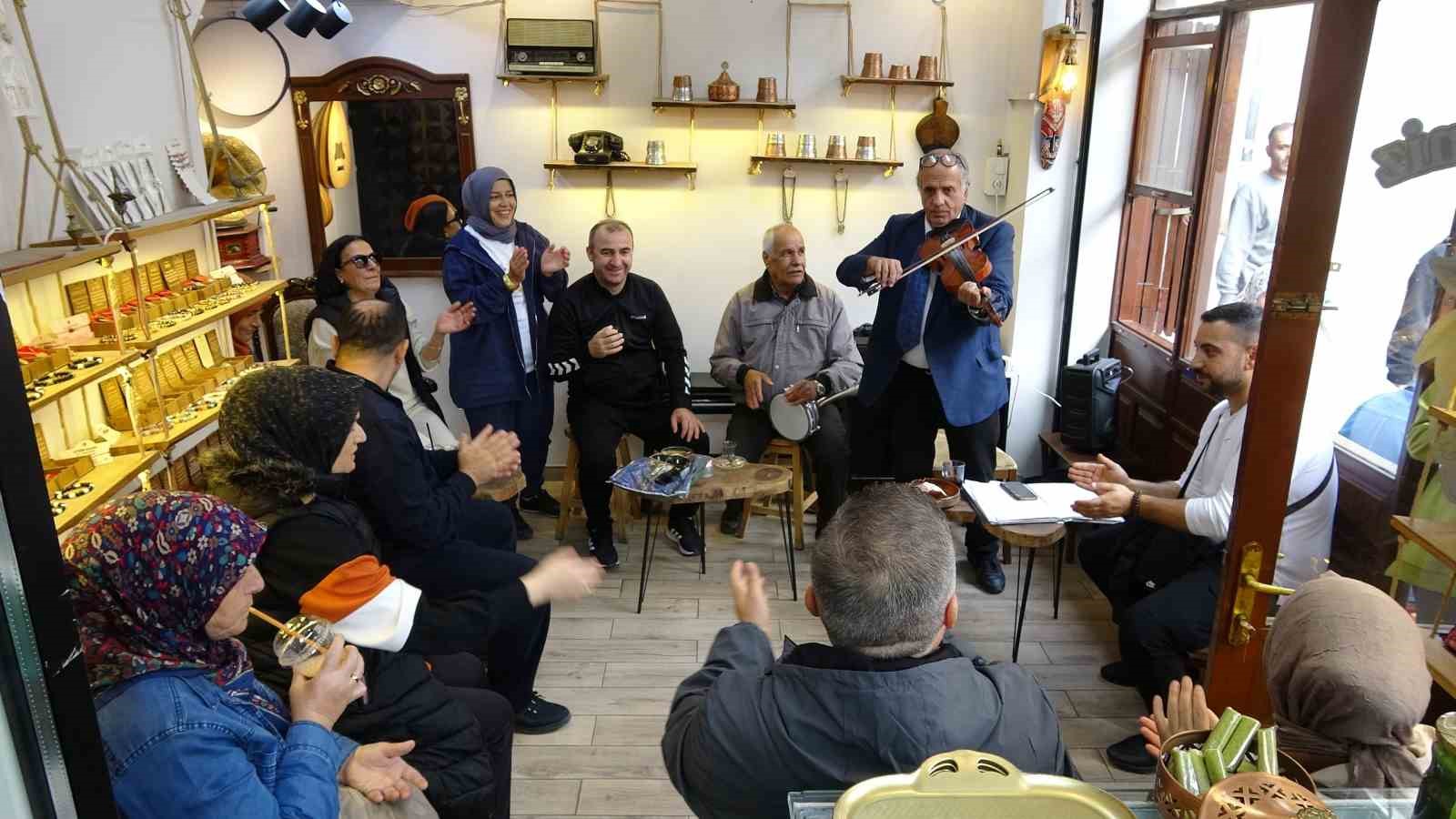 Müşterilerini müzikle karşılıyor