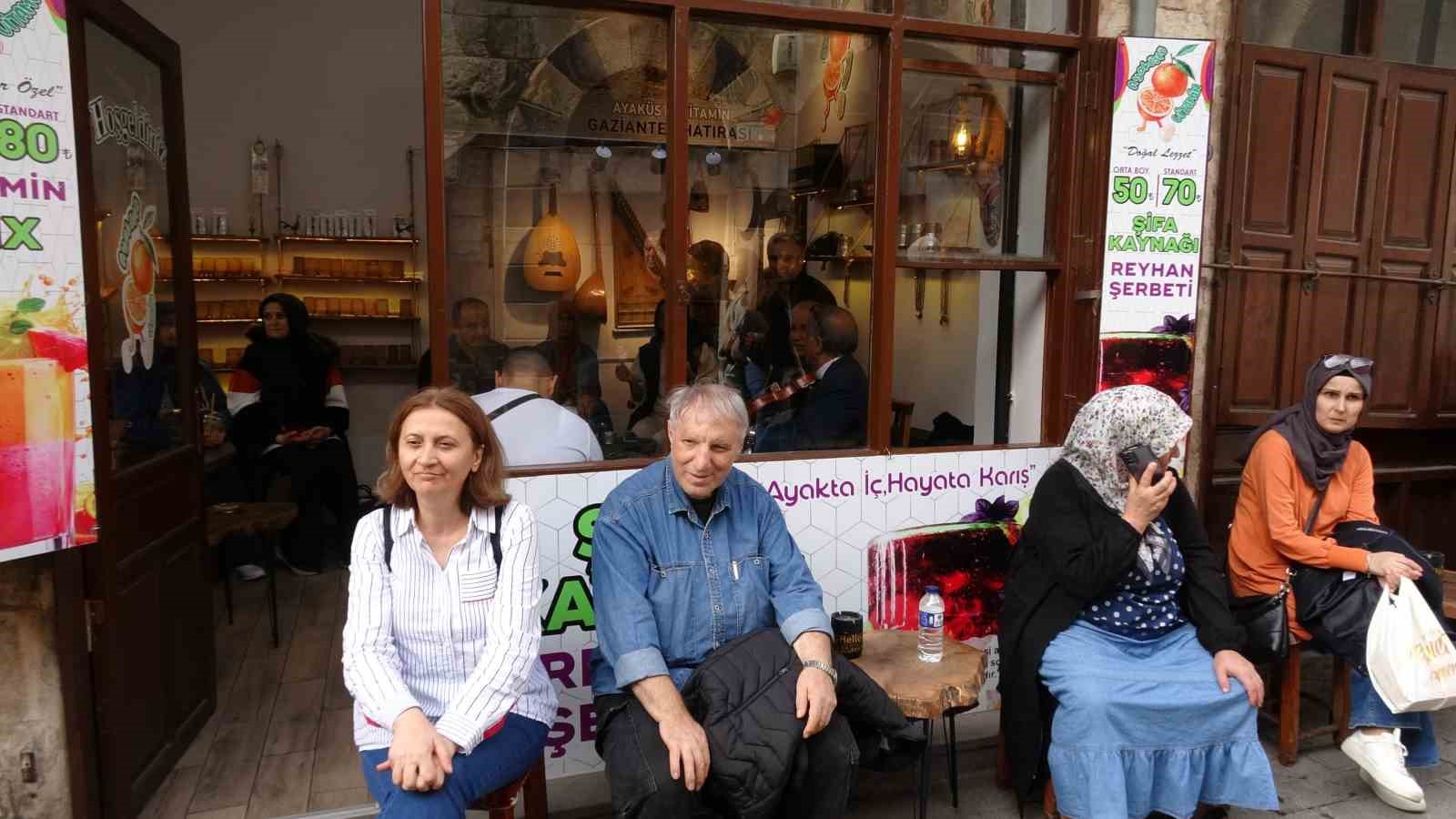 Müşterilerini müzikle karşılıyor