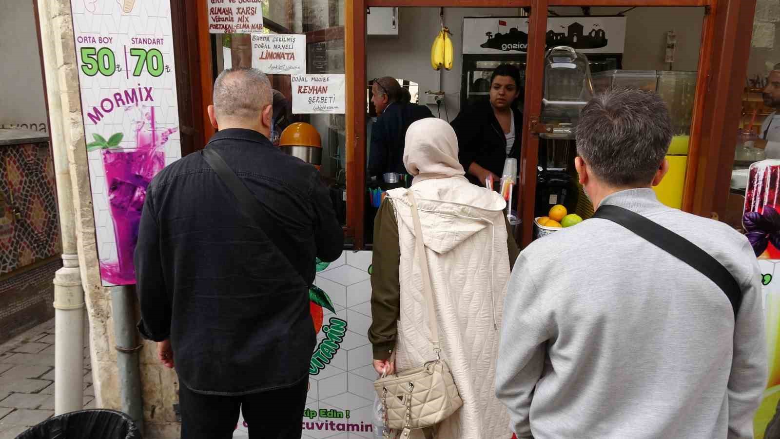 Müşterilerini müzikle karşılıyor