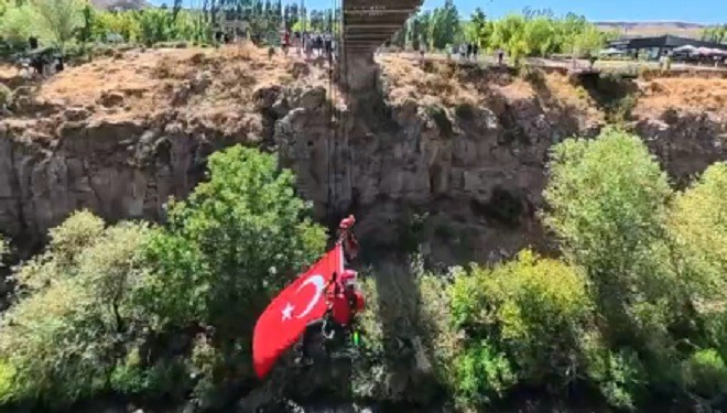 Van’ın Muradiye Şelalesi’nde bayraklı kutlama