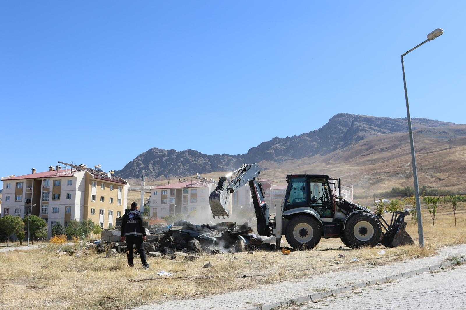 Van’da kaçak yapıların yıkımı sürüyor