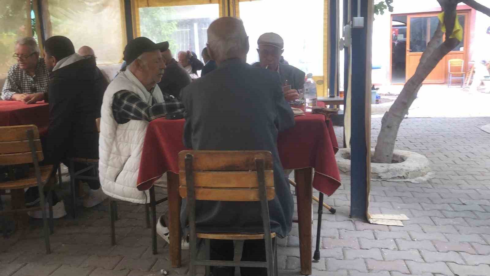 Kahvehane bağımlısı karga mahallenin maskotu haline geldi