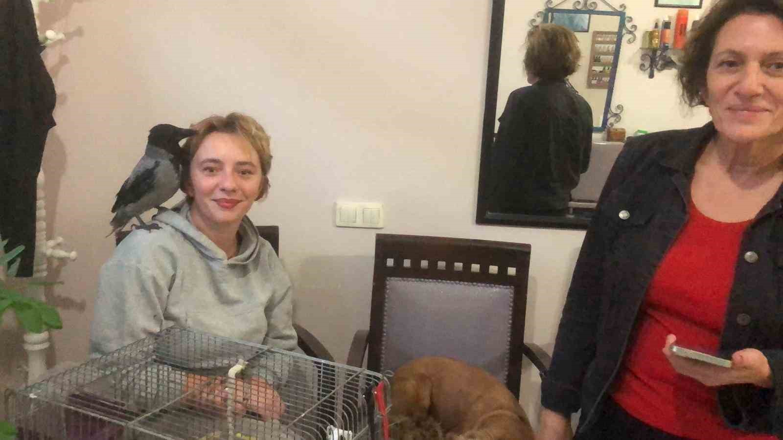 Kahvehane bağımlısı karga mahallenin maskotu haline geldi