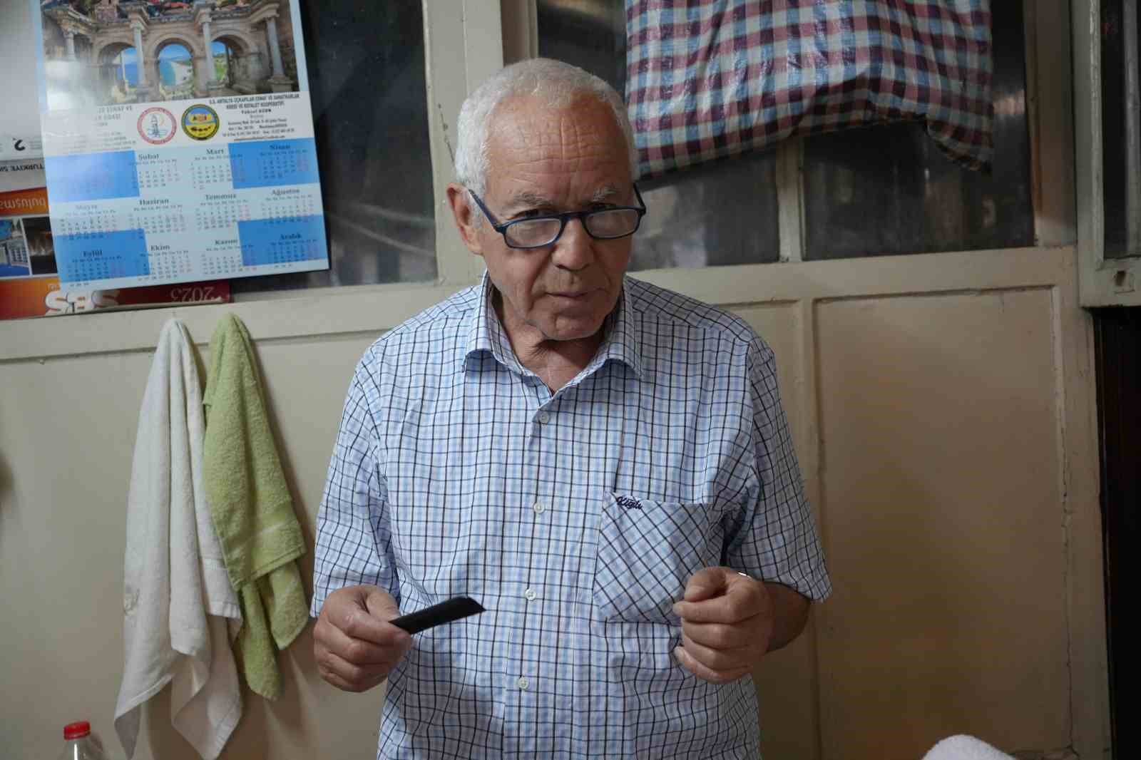 Tek koltuklu dükkanda yarım asırlık zanaat