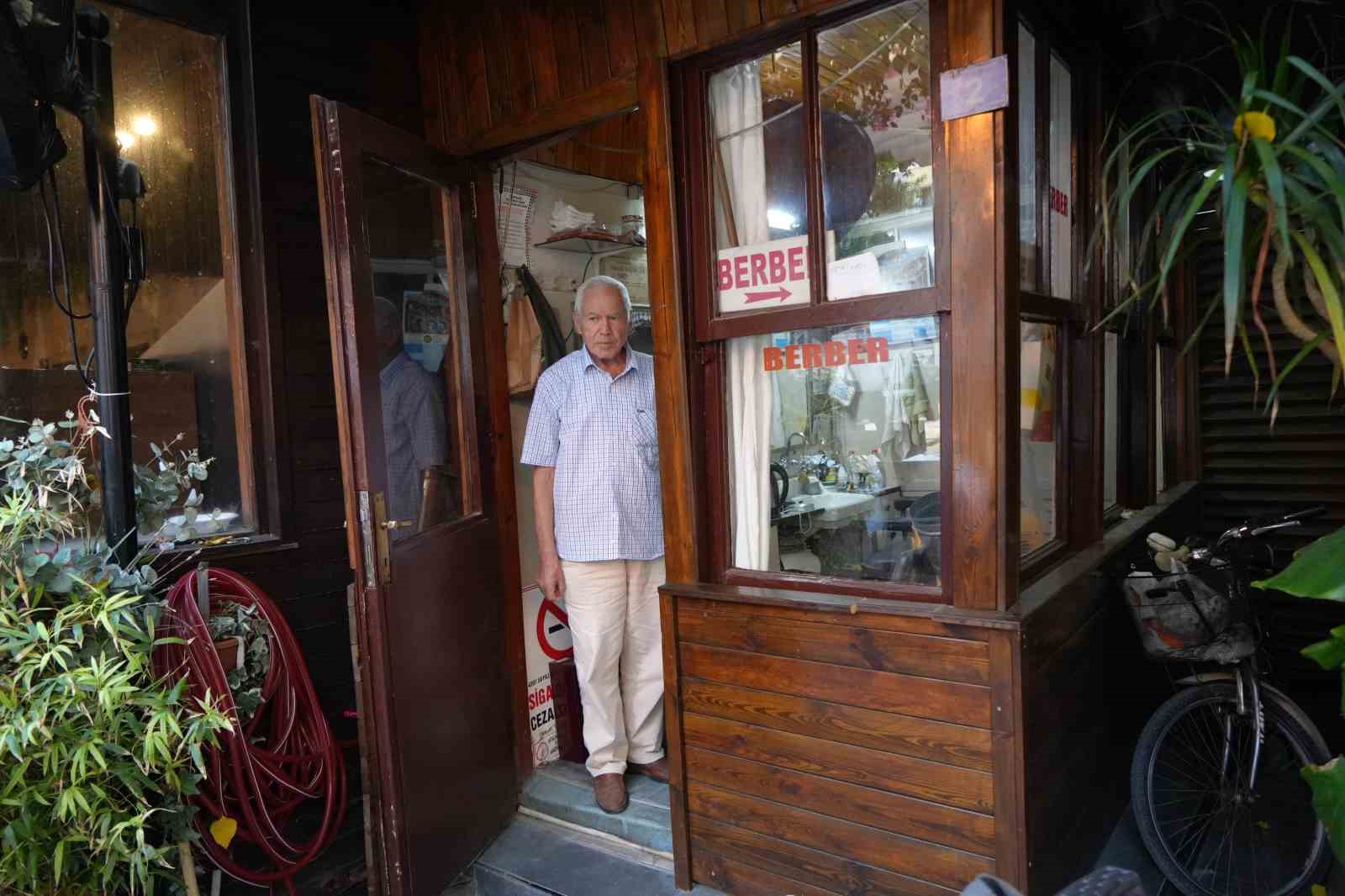 Tek koltuklu dükkanda yarım asırlık zanaat