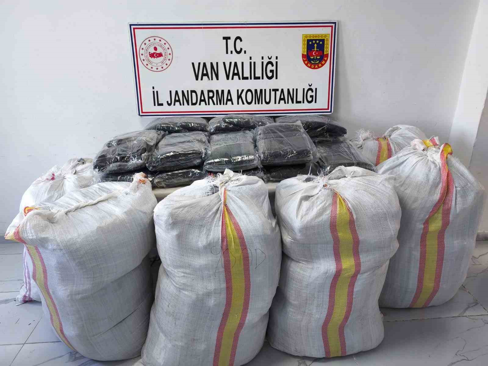 Başkale’de 1.1 milyon TL değerinde kaçak malzeme ele geçirildi