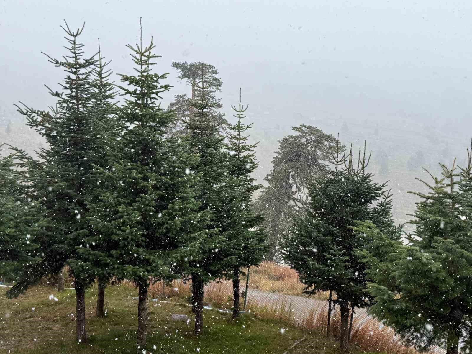 Bolu’da soğuklar etkili oldu; mevsimin ilk karı yağdı