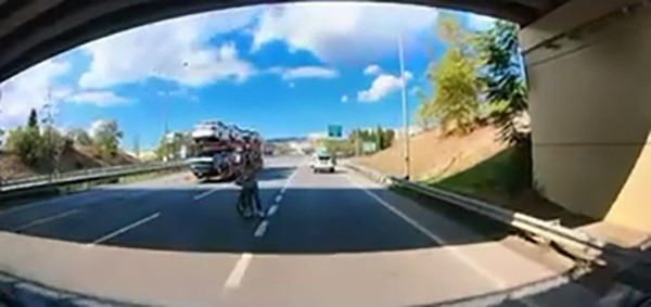 Ters yönden gelen bisiklet tehlike saçtı