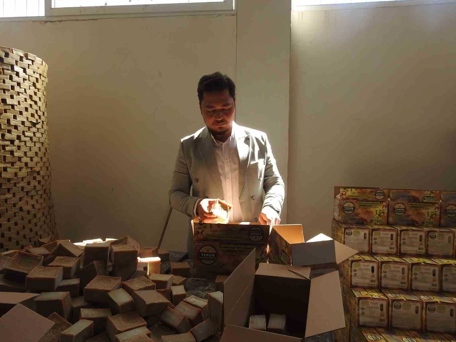 Genç usta, sabun üretimini 4. kuşak usta olarak sürdürüyor