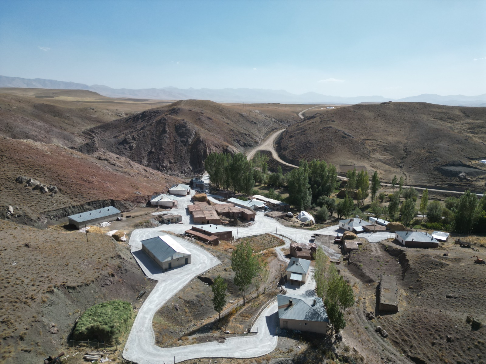 Gürpınar’da Mezra Yolları Yenileniyor: Albenek Modern Görünüme Kavuştu