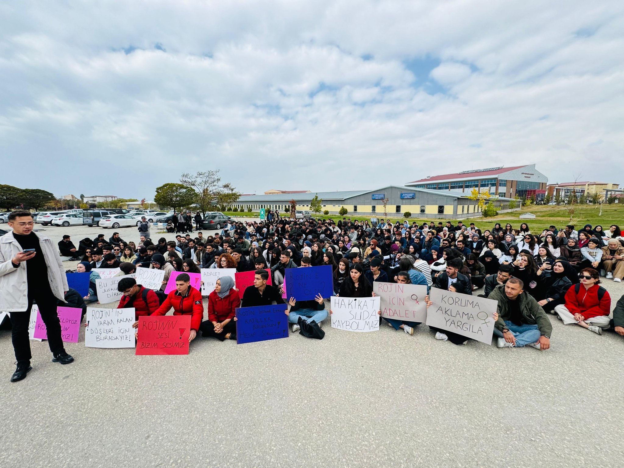 Van YYÜ’de Rojin Kabaiş için Adalet Yürüyüşü: Rektör Şevli’ye İstifa Çağrısı