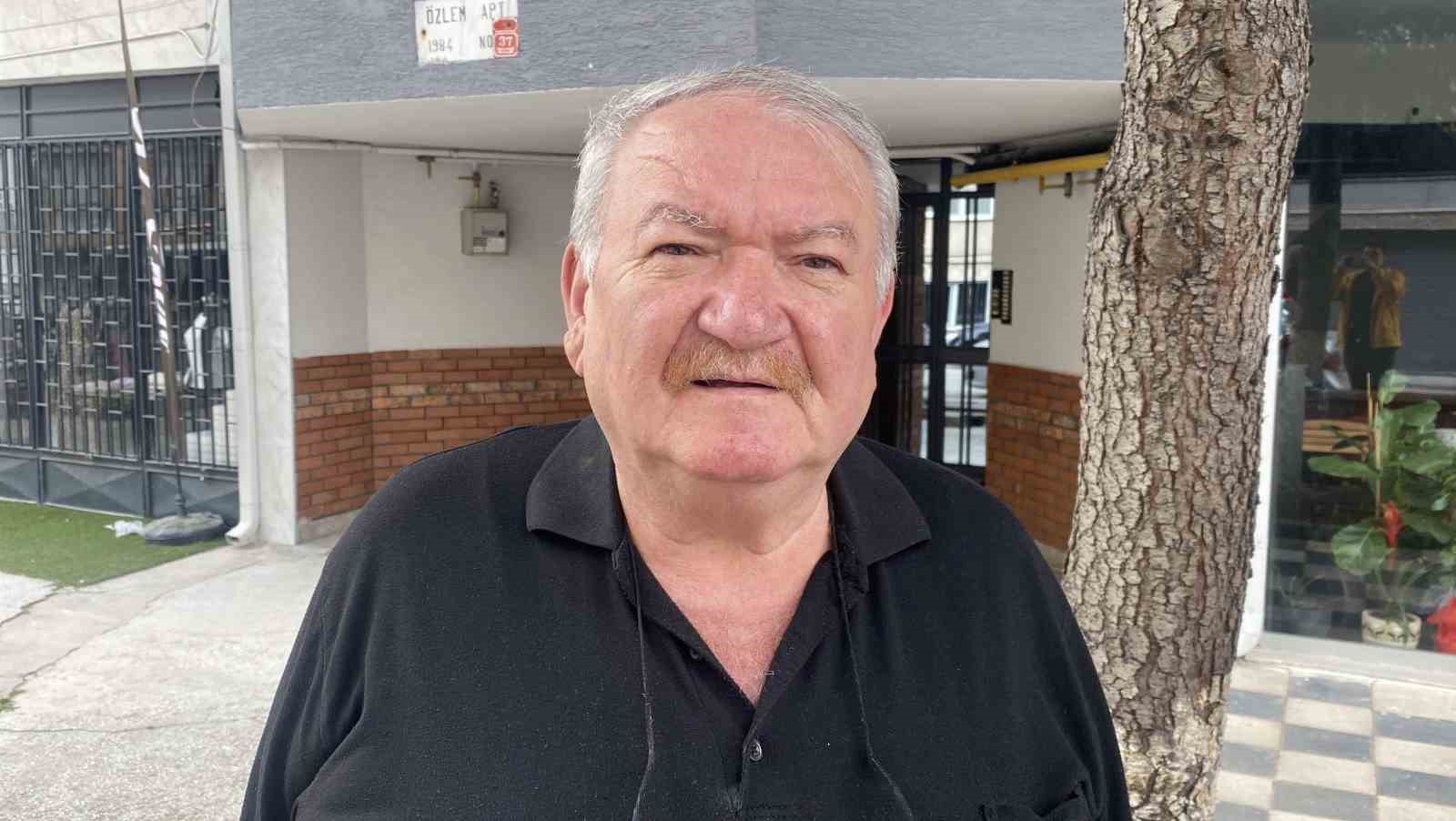 Evin çatısında gezen tavus kuşu ilginç görüntü oluşturdu