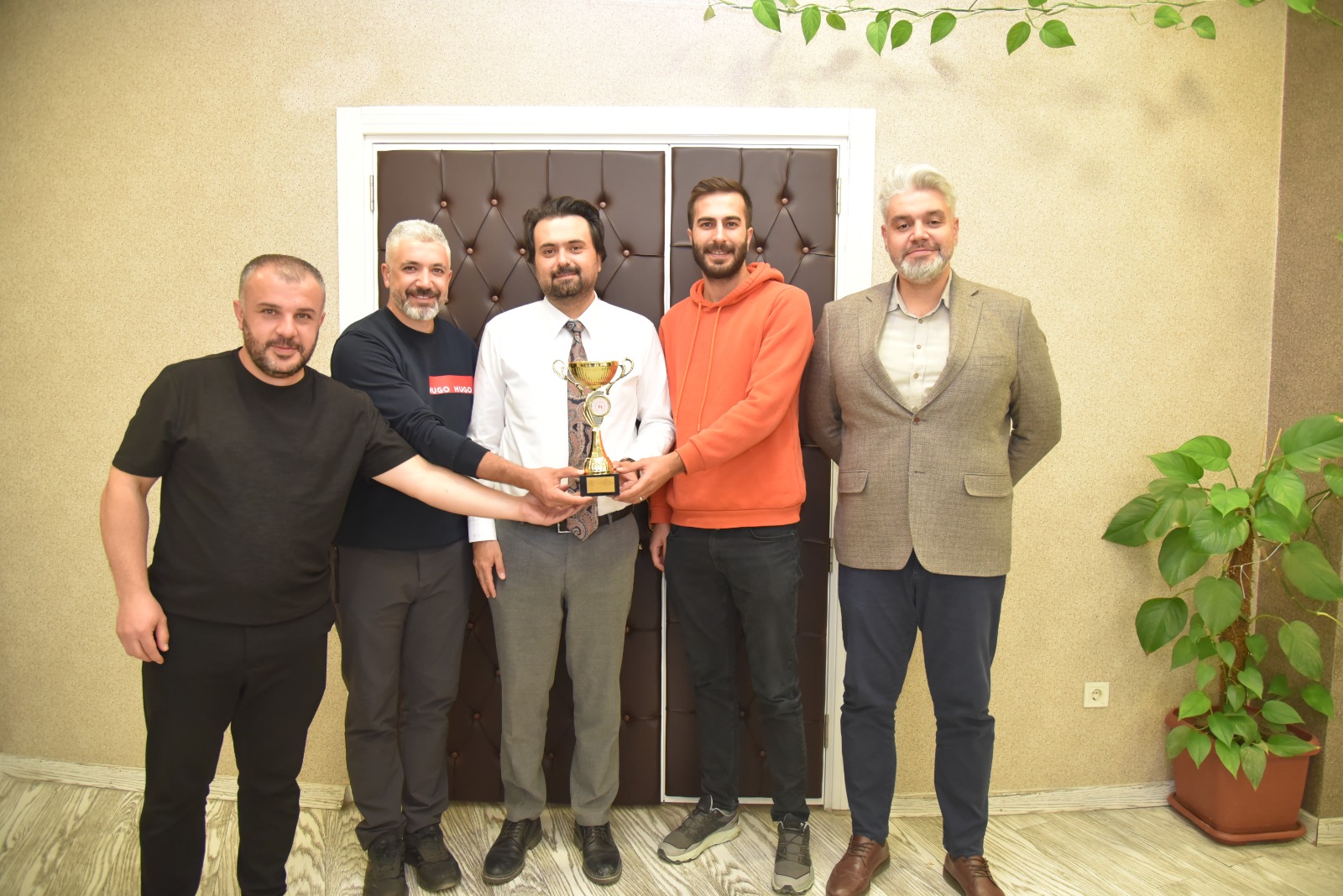 Van İl Sağlık Müdürlüğü Takımı Voleybolda Bölge Şampiyonası’na Yükseldi