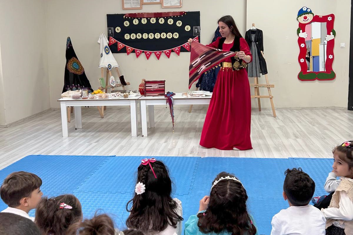 Vanlı miniklerden kültürel renklerle Cumhuriyet kutlaması