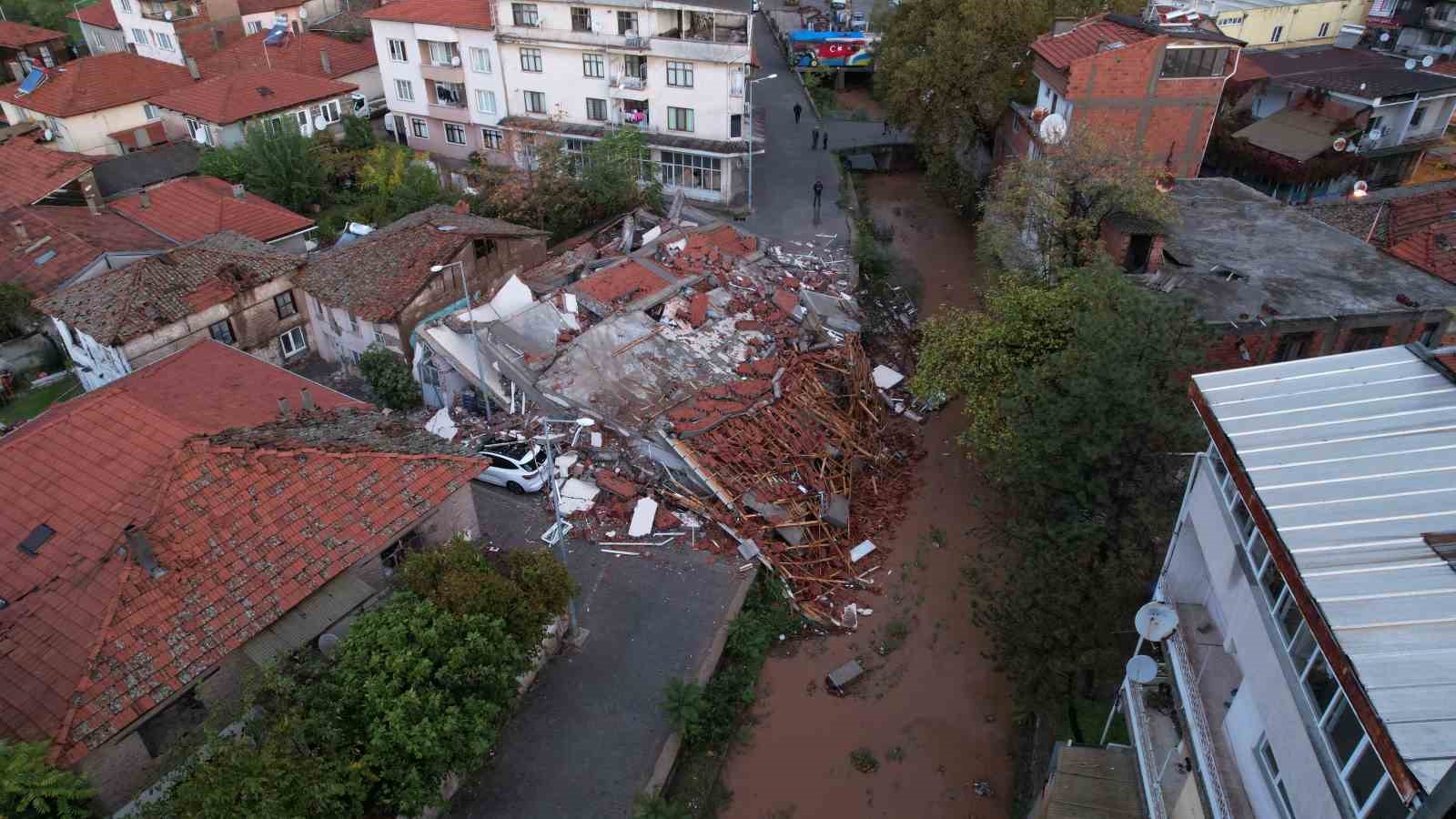 Depremde çöken binalar sabahın ilk ışıklarıyla böyle görüntülendi