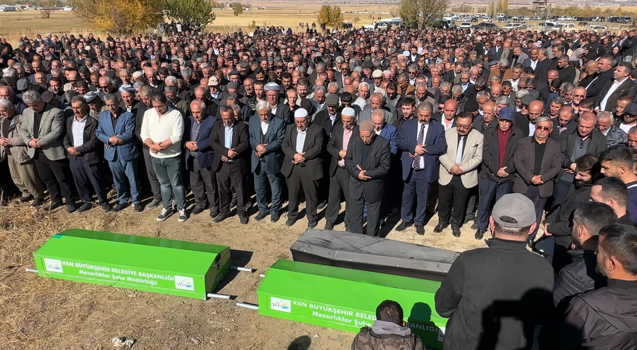 Van-Hakkari karayolundaki kazada hayatını kaybedenler toprağa verildi