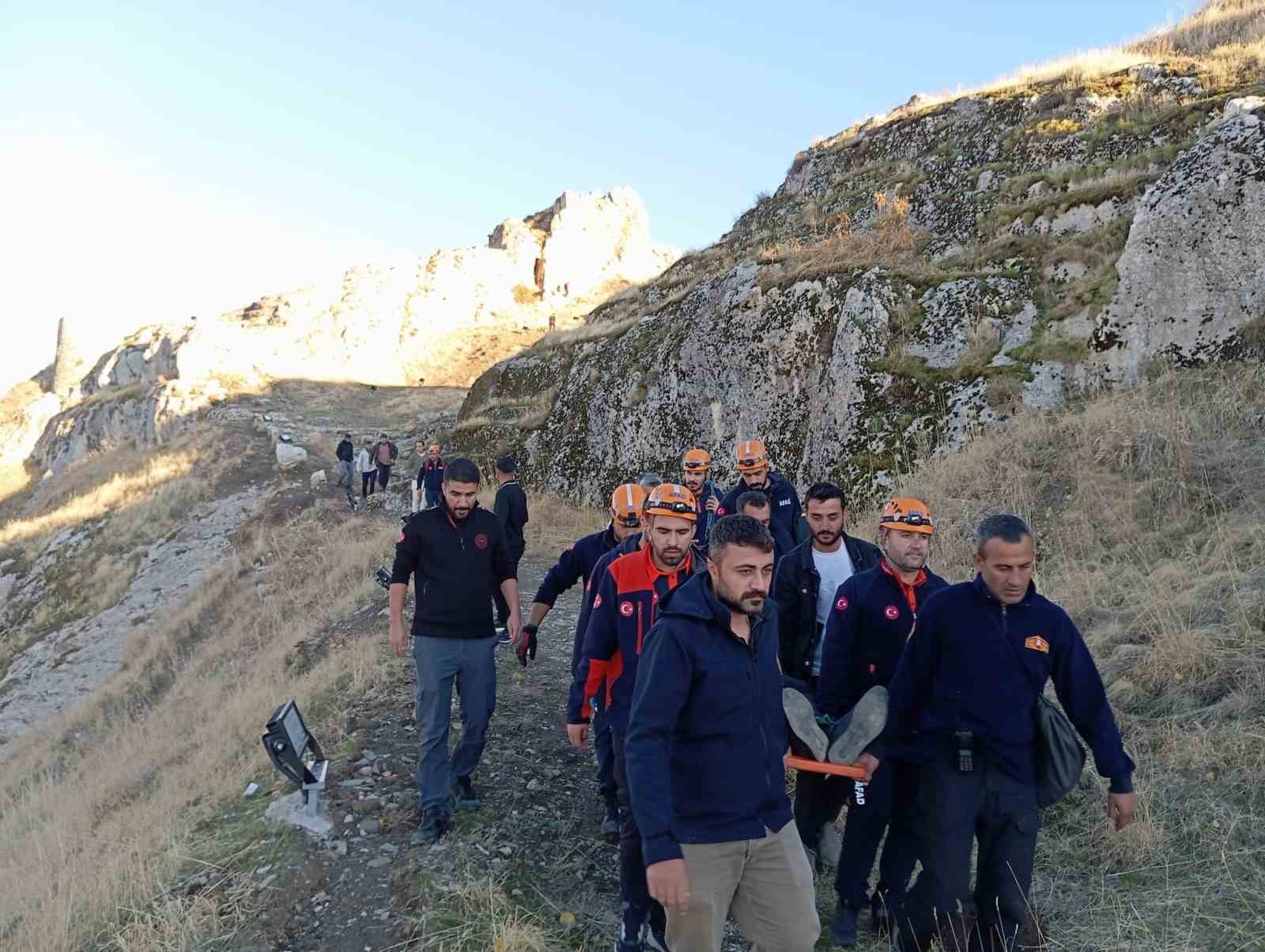 Van Kalesi’nden düşen kişi ağır yaralandı