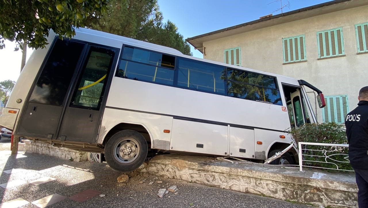 Freni tutmayan minibüs evin bahçesine daldı, facia teğet geçti