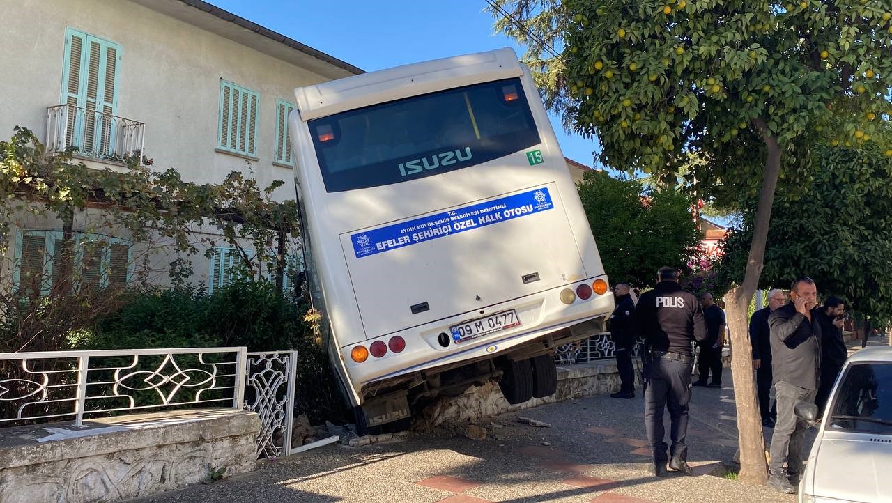 Freni tutmayan minibüs evin bahçesine daldı, facia teğet geçti
