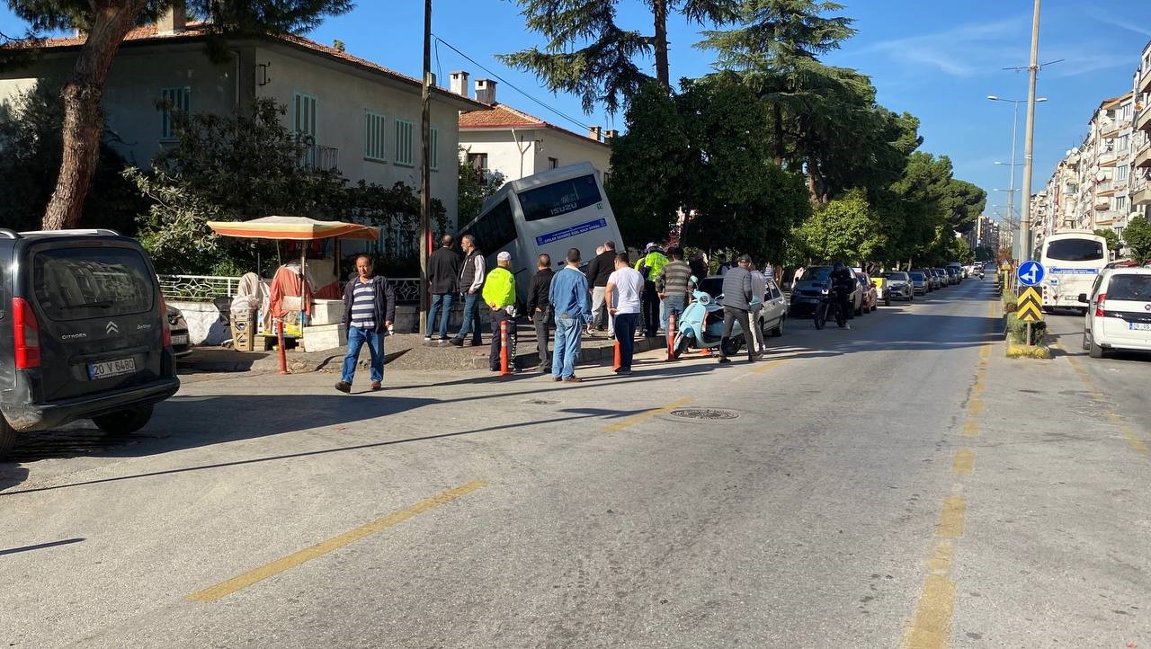 Freni tutmayan minibüs evin bahçesine daldı, facia teğet geçti