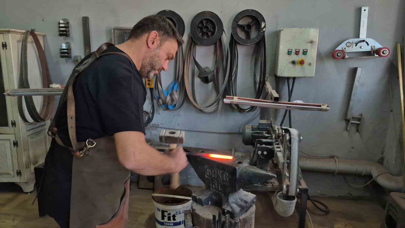 Çırak bulamayan UNESCO’lu usta sanatını kızına öğretiyor