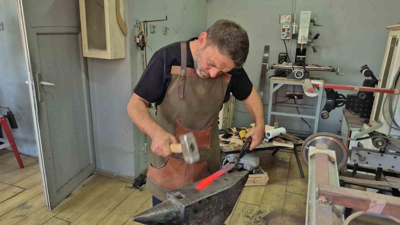 Çırak bulamayan UNESCO’lu usta sanatını kızına öğretiyor