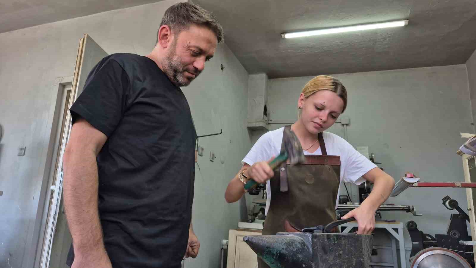 Çırak bulamayan UNESCO’lu usta sanatını kızına öğretiyor